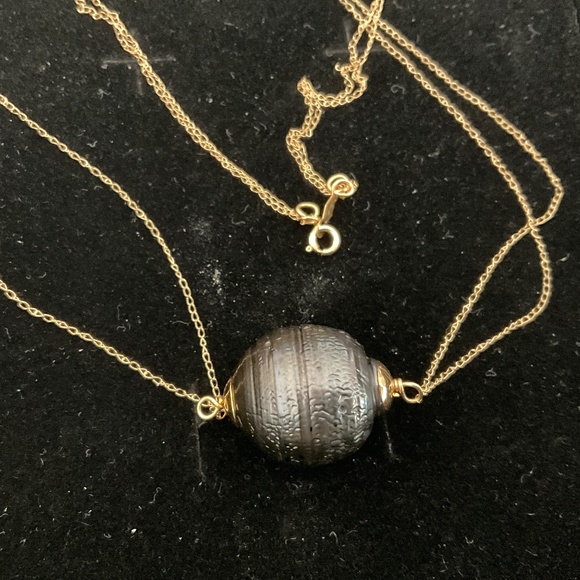 Extra Large Black Pearl from South Sea Tahitian on 14k solid gold chain - Picture 2 of 6